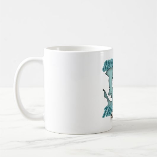 鮫およびスキューバとのスキューバ飛び込みの相棒のおもしろいのデザイン コーヒーマグカップ (左)
