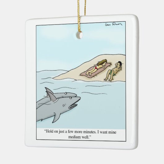 鮫のビーチの日焼けの日光浴をする漫画 セラミックオーナメント (左)