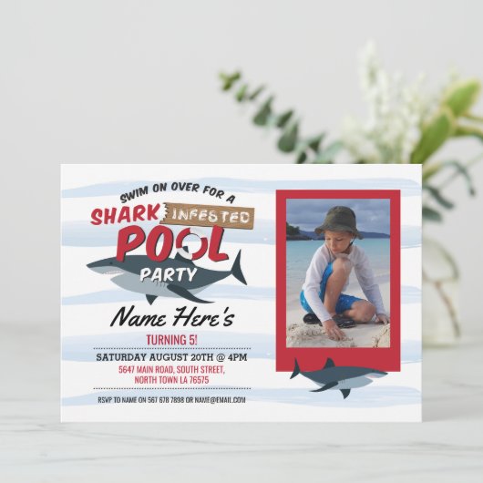 鮫のプールを囲んでのパーティのおもしろいの青い写真の誕生日の招待 招待状 (スタンド正面)