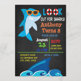 鮫のプールを囲んでのパーティの誕生日の招待状を見て下さい 招待状