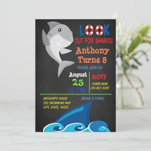鮫のプールを囲んでのパーティの誕生日の招待状を見て下さい 招待状 (スタンド正面)