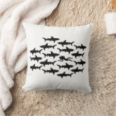 鮫の学校とのスキューバダイバーの水泳 クッション (ブランケット)