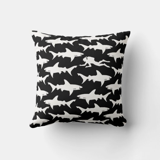 鮫の学校とのスキューバダイバーの水泳 クッション (裏面)