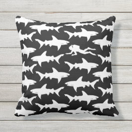 鮫の学校とのスキューバダイバーの水泳 クッション