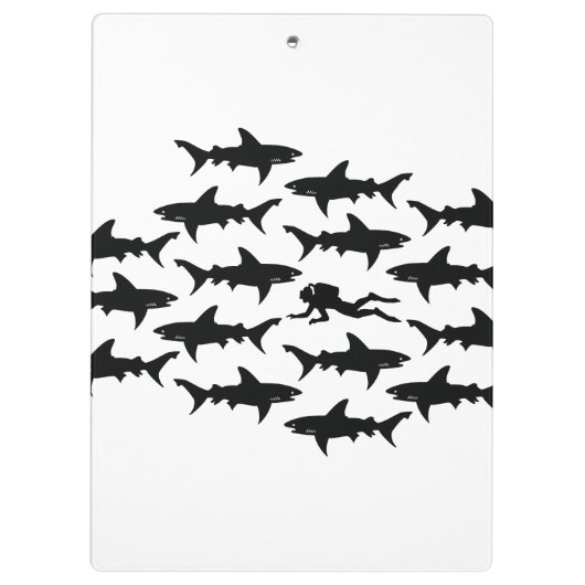 鮫の学校とのスキューバダイバーの水泳 クリップボード (裏面)