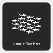 鮫の学校とのスキューバダイバーの水泳 スクエアシール (正面)