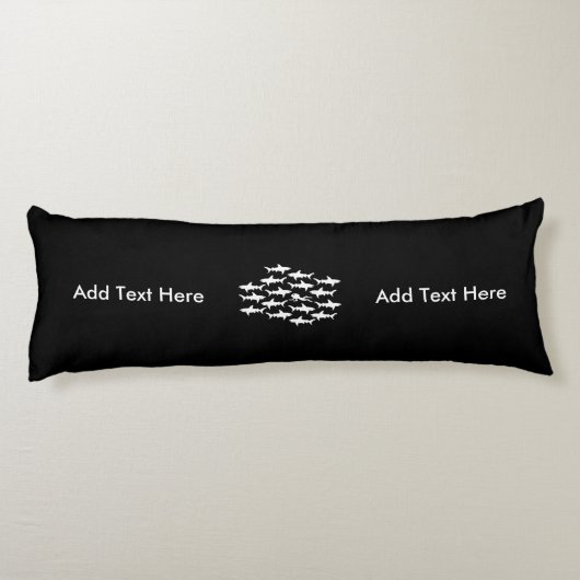 鮫の学校とのスキューバダイバーの水泳 ボディピロー (裏面)