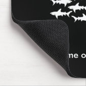 鮫の学校とのスキューバダイバーの水泳 マウスパッド (コーナー)