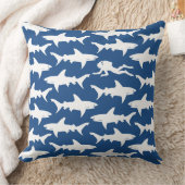 鮫の学校の中間の熱狂するなダイバーの水泳 クッション (ブランケット)