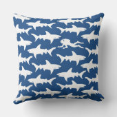 鮫の学校の中間の熱狂するなダイバーの水泳 クッション (裏面)