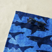 鮫の春休みのビーチの明るく青い学校 ビーチタオル (インサイチュ)