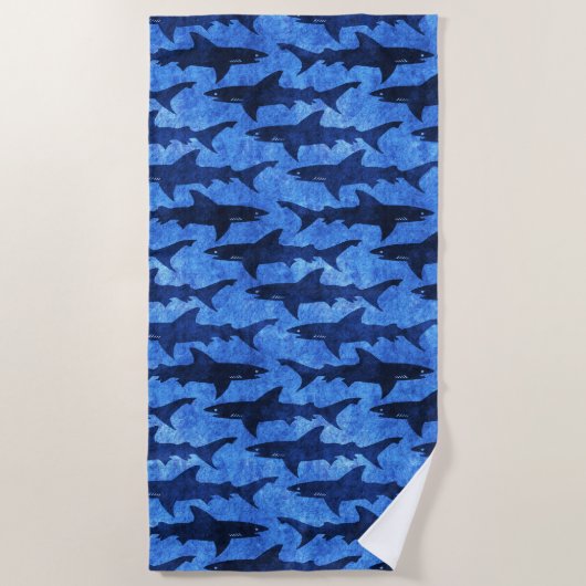 鮫の春休みのビーチの明るく青い学校 ビーチタオル (正面)