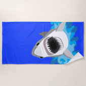 鮫は波のスキューバダイバーから跳躍します ビーチタオル (正面)