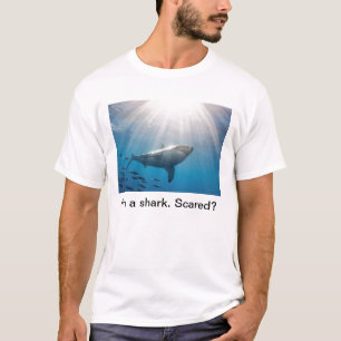 鮫。 おびえさせているか。 Tシャツ