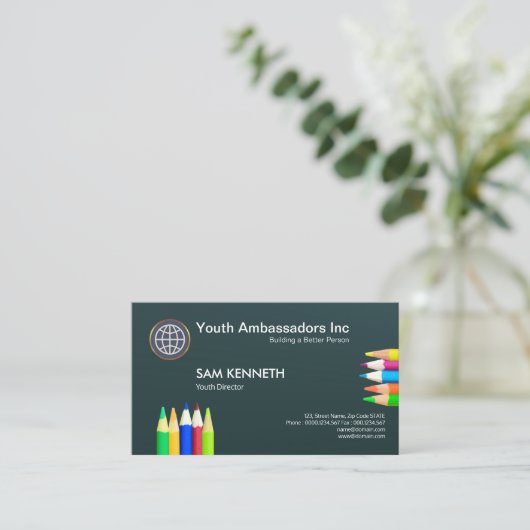 鮮やかではっきりしたでカラフルな鉛筆の青年ディレクター 名刺 (スタンド正面)