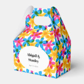 鮮やかで大胆なヒッピーフラワーズの春の結婚式 フェイバーボックス (正面サイド)