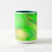 鮮やかで老けた緑に彫られた非常に少ない マグカップ (中央)