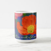 鮮やかなオレンジ色のポピーの花 コーヒーマグカップ (中央)