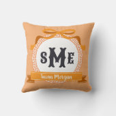 鮮やかなオレンジ色のリバースギリシャキー・ボウモノグラム クッション (裏面)