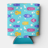 鮮やかなカラフルなキャラクターの魚柄 ブルー 缶クーラー (正面)