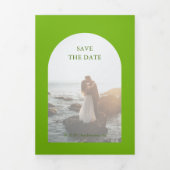 鮮やかなグリーンアーチのフォトウェディングのSave the Date 三つ折り案内状 (カバー)