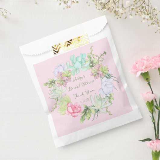 鮮やかなグリーンリースのブライダルシャワーフェイバーバッグ フェイバーバッグ (封をした状態)