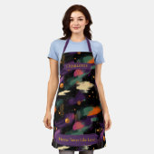 鮮やかなコスミック・ブラッシュストロークエプロンと名前をカスタムする エプロン (着用した状態)