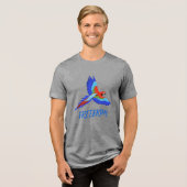 鮮やかなコンゴウインコの自由Tri-blend Tシャツ (正面全面)