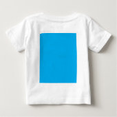 鮮やかなシアンブルーの背景 | 夏のミニマルスタイル ベビーTシャツ (裏面)