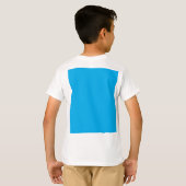 鮮やかなシアンブルーの背景 | 夏のミニマルスタイル Tシャツ (裏面フル)