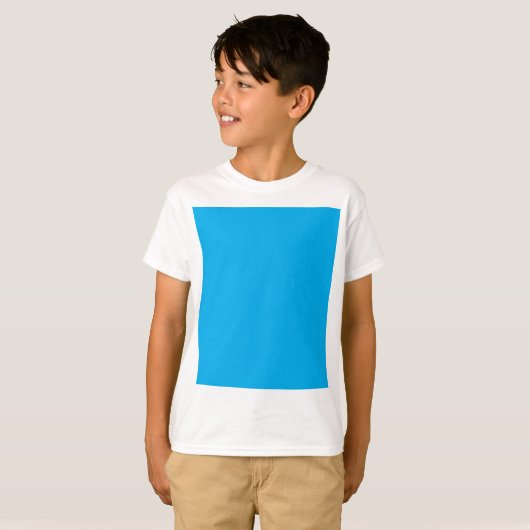 鮮やかなシアンブルーの背景 | 夏のミニマルスタイル Tシャツ (正面フル)