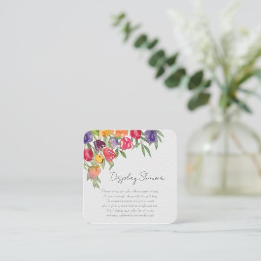 鮮やかなチューリップと緑のディスプレイ ブライダルシャワー エンクロージャーカード (スタンド正面)