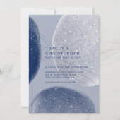 鮮やかなネイビーブルー & ペリウィンクルブルー きらきらモダン 招待状 (正面)