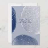 鮮やかなネイビーブルー & ペリウィンクルブルー きらきらモダン 招待状 (裏面)
