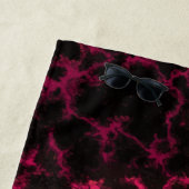 鮮やかなピンクおよび黒いゴシック ビーチタオル (インサイチュ)