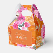 鮮やかなピンクとオレンジのガーデン フラワーネーム ウェディング フェイバーボックス (正面サイド)
