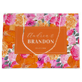 鮮やかなピンクとオレンジのガーデン フラワーネーム ウェディング ラージペーパーバッグ (正面)