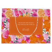 鮮やかなピンクとオレンジのガーデン フラワーネーム ウェディング ラージペーパーバッグ (裏面)