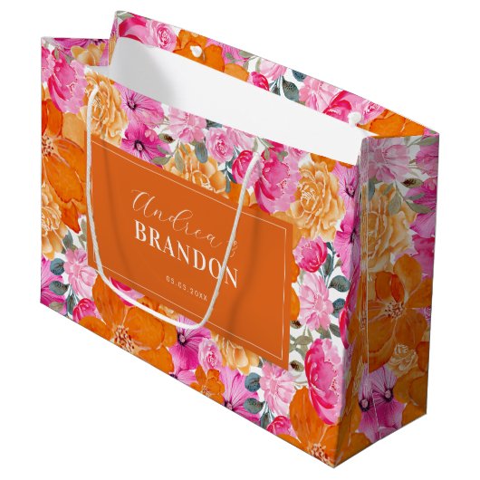 鮮やかなピンクとオレンジのガーデン フラワーネーム ウェディング ラージペーパーバッグ (正面アングル)