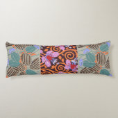 鮮やかなピンクとオレンジのスパイラルフラワーデコ ボディピロー (裏面)