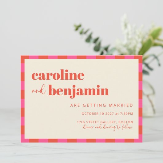 鮮やかなピンクとオレンジのチェッカーボード柄の結婚式 招待状 (スタンド正面)