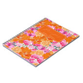 鮮やかなピンクとオレンジの花をモチーフにした、美しいウェディングシャワーのためのレシピ ノートブック (左側)