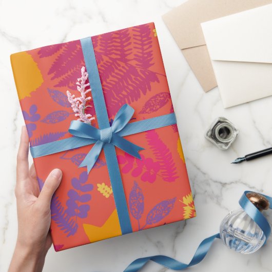 鮮やかなピンクのシダ模様のギフト包装紙 ラッピングペーパー (ギフト)
