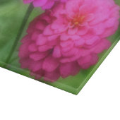 鮮やかなピンクのジニアの花 カッティングボード (角)
