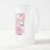 鮮やかなピンクのハイビスカスの花 フロストグラスビールジョッキ (正面右)