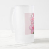 鮮やかなピンクのハイビスカスの花 フロストグラスビールジョッキ (正面左)