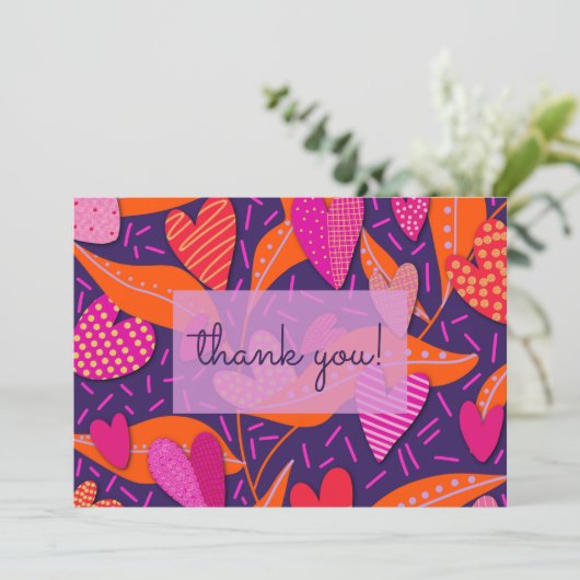 鮮やかなピンクのハートパターンビジネス サンキューカード (スタンド正面)