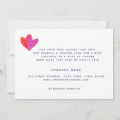 鮮やかなピンクのハートパターンビジネス サンキューカード (裏面)