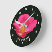 鮮やかなピンクのバラの花のオーダーメイド ラウンド壁時計 (傾斜)