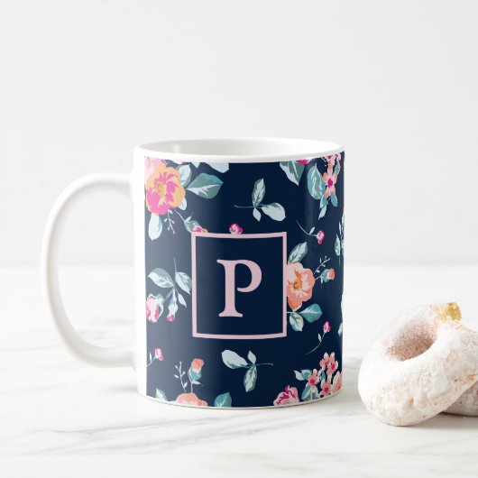 鮮やかなピンクのバラの花柄モノグラム コーヒーマグカップ (ドーナツ)